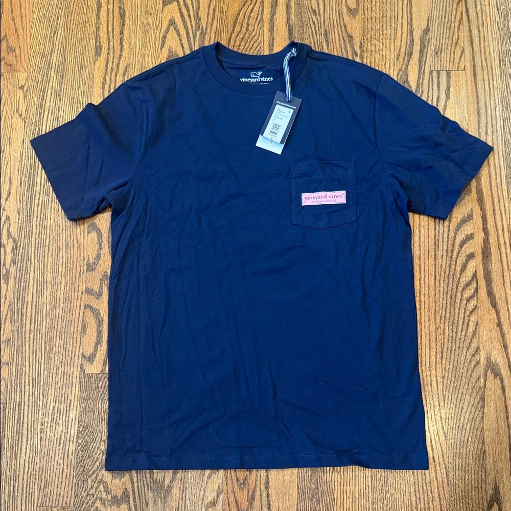 Vineyard Vines Men's Navy Tee with Pink Chest Logo Martha’s Vineyard.